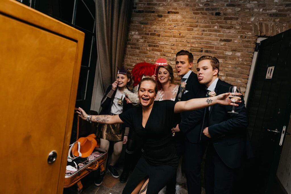mensen lachen voor photobooth in hoogeveen